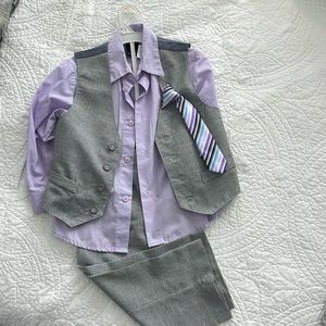 BNWOT Van Heusen 4t Suit.